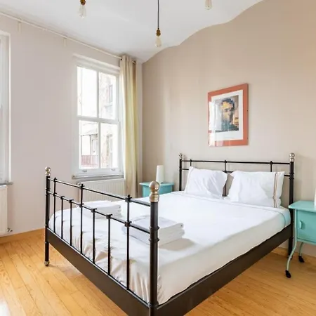 Warm Cozy Charming 2bd2bath Galatatower Gem! #256