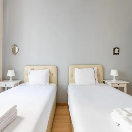 Warm Cozy Charming 2bd2bath Galatatower Gem! #256 *