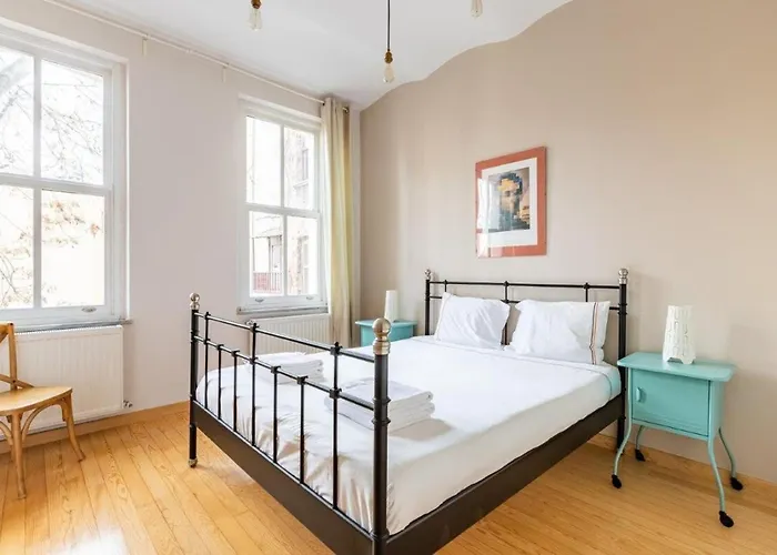 Warm Cozy Charming 2bd2bath Galatatower Gem! #256