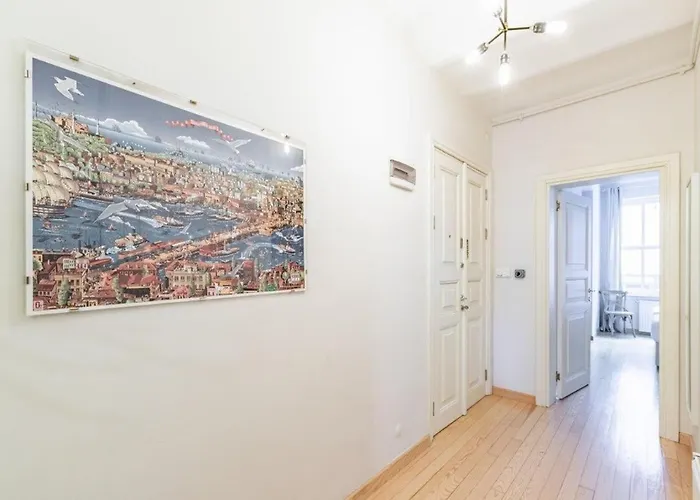 Warm Cozy Charming 2bd2bath Galatatower Gem! #256 *