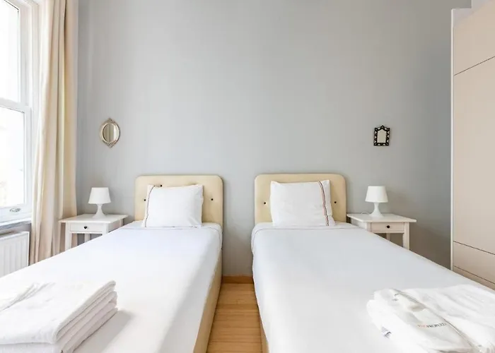 Warm Cozy Charming 2bd2bath Galatatower Gem! #256 *