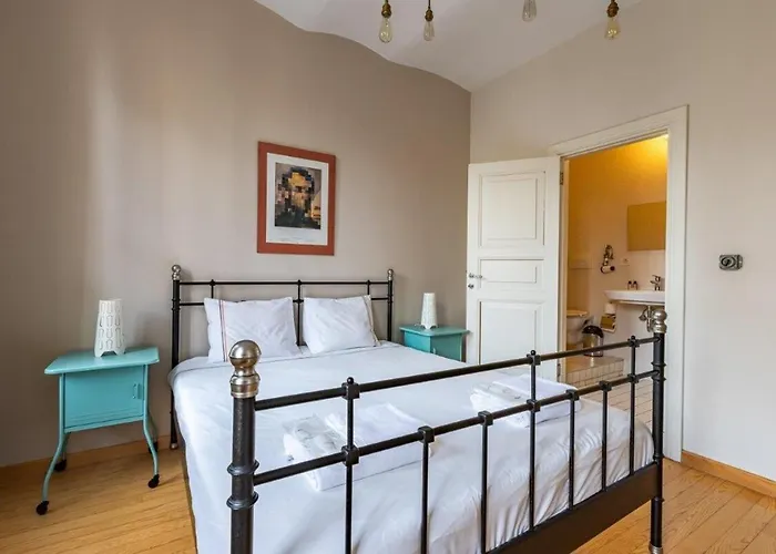 Warm Cozy Charming 2bd2bath Galatatower Gem! #256