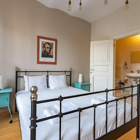 Warm Cozy Charming 2bd2bath Galatatower Gem! #256